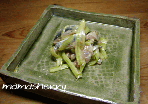 健康レシピの料理と暮らしを楽しむ器：グリーンの足つき四角いお皿