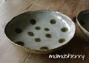 健康レシピの料理と暮らしを楽しむ器：水玉模様をつけた中皿